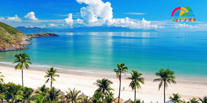 Một cặp đôi trẻ đang cùng nhau ngắm cảnh và gắn khóa trên Cầu tình yêu Đà Nẵng